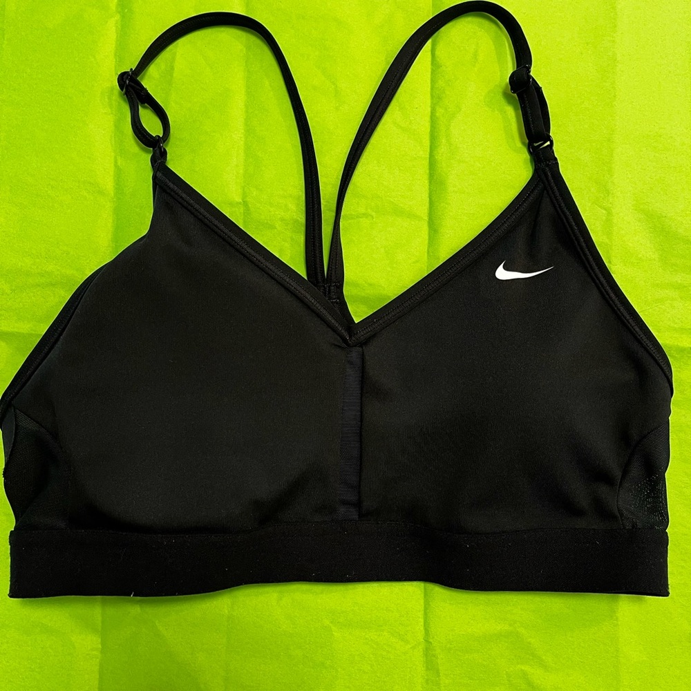 Black Nike sports bra with removal pads women’s size M adjustable 
pre-loved con